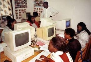 Computerschule mit von Mercedes und der Uni Karlsruhe geschenkten Computern